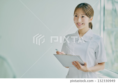 提供諮詢的女護士 提供諮詢的女護士 132330949