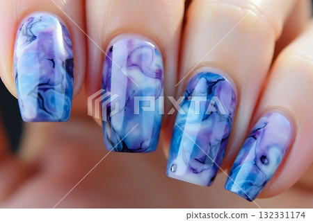 藍色和紫色大理石紋指甲 132331174