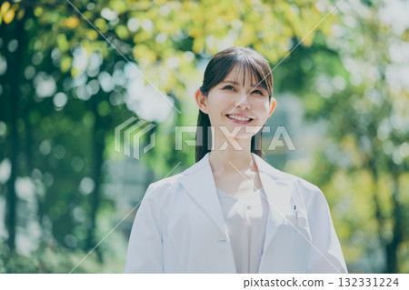 Female doctor portrait 132331224