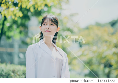 Female doctor portrait 132331228