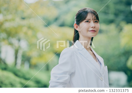 女醫生肖像 132331375