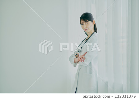 站在窗邊的女醫生 132331379