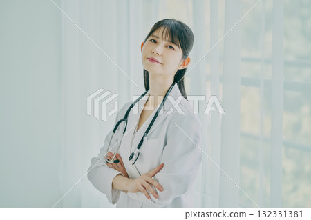 站在窗邊的女醫生 132331381