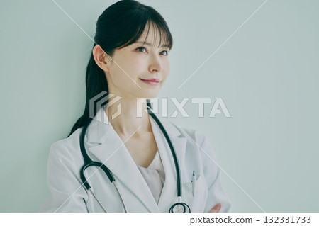 有胳膊的女性醫師 132331733