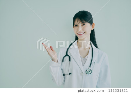 女醫生舉起右手 女醫生舉起右手 132331821