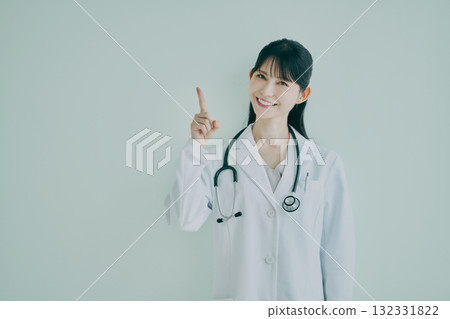 Female doctor pointing 132331822