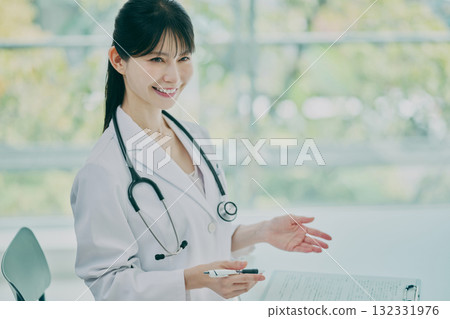 諮詢的女醫生 諮詢的女醫生 132331976