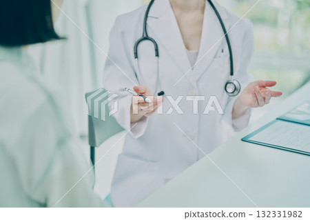 醫生向病人解釋 132331982