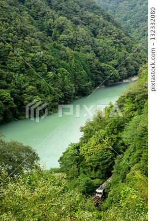 穿過天龍川峽谷的飯田線列車 132332080