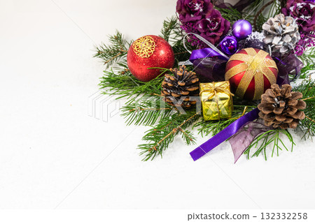 白色背景上的聖誕裝飾品 132332258