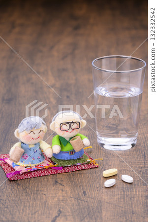 Elderly couple and medicine 132332542