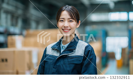 在工廠工作的亞洲女性形象 01 在工廠工作的亞洲女性形象 01 132332911