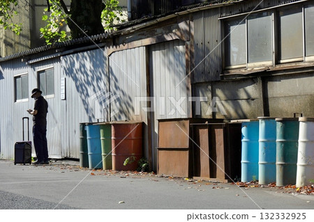 工廠裡擺滿了鼓，還有一位失蹤的人 132332925