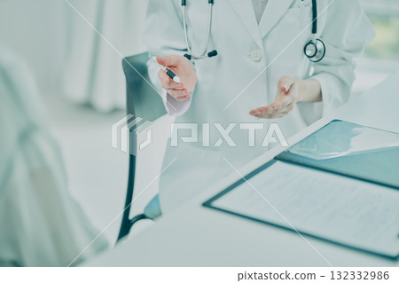 醫生向病人解釋 132332986