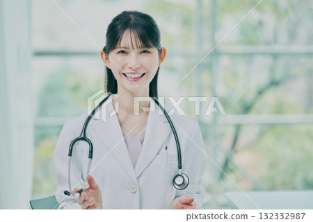 諮詢的女醫生 132332987