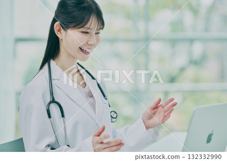 做網上諮詢的女醫生 做網上諮詢的女醫生 132332990