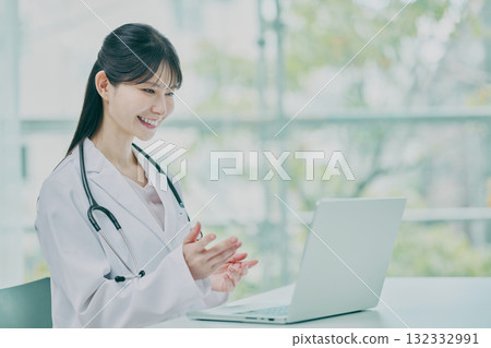 做網上諮詢的女醫生 132332991