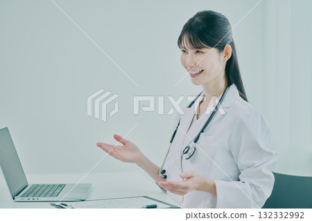 A female doctor who consults A female doctor who consults 132332992