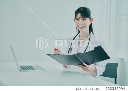 諮詢的女醫生 諮詢的女醫生 132332994