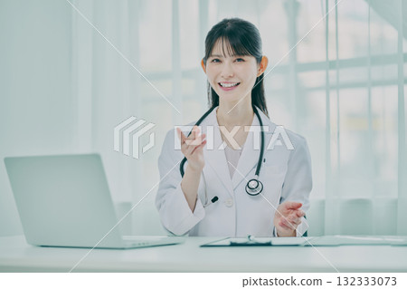 A female doctor who consults A female doctor who consults 132333073