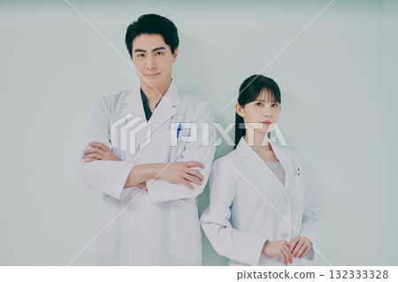 Men and women in white coats Men and women in white coats 132333328