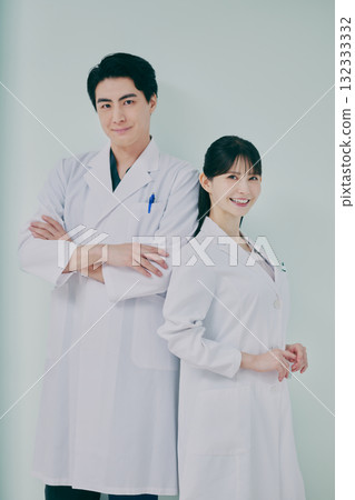 男人和女人穿著白大褂 132333332