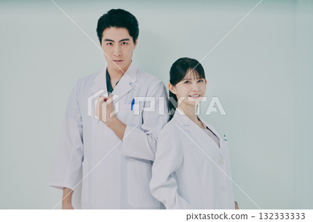 男人和女人穿著白大褂 132333333