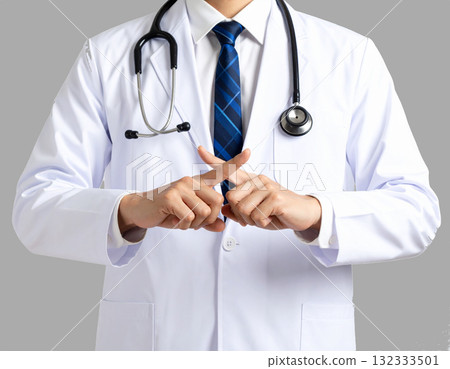 一位男醫生用雙手的食指做一個十字手勢 一位男醫生用雙手的食指做一個十字手勢 132333501