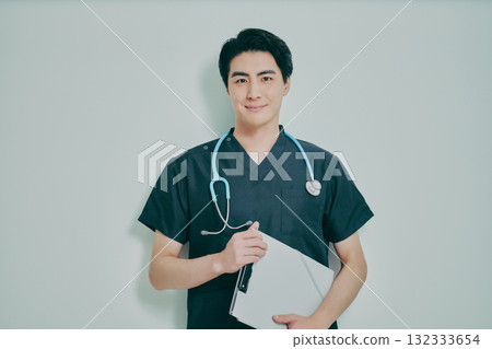 穿著手術服的年輕人 穿著手術服的年輕人 132333654