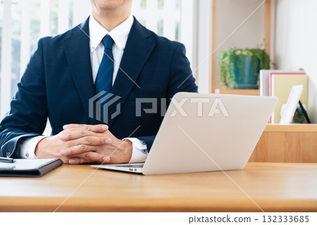 一位西裝筆挺的男士正在聽談話 132333685