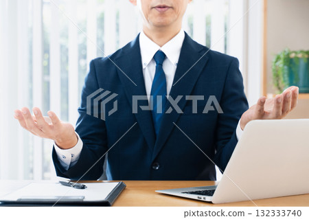 穿西裝的男人的手解釋 132333740