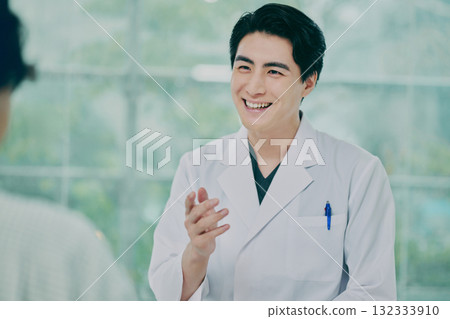 諮詢的男醫生 諮詢的男醫生 132333910