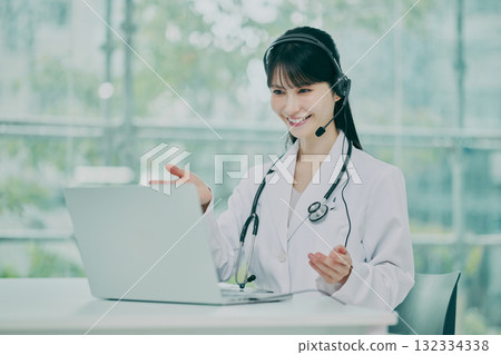 做網上諮詢的女醫生 132334338