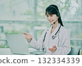 做網上諮詢的女醫生 132334339