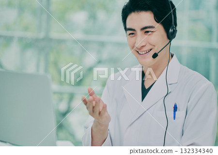 男醫生進行網路諮詢 132334340