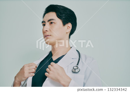 一位男醫生的肖像 132334342