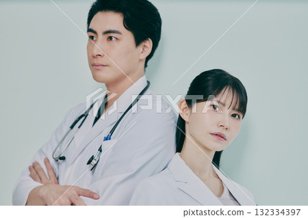 男人和女人穿著白大褂 132334397