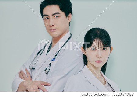 男人和女人穿著白大褂 132334398