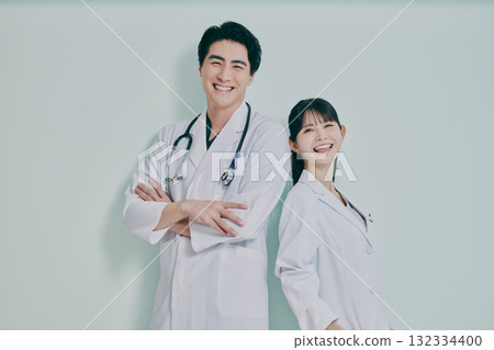 男人和女人穿著白大褂 132334400