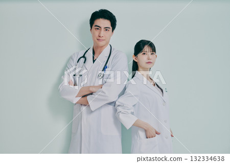 男人和女人穿著白大褂 男人和女人穿著白大褂 132334638