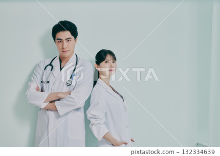 男人和女人穿著白大褂 132334639