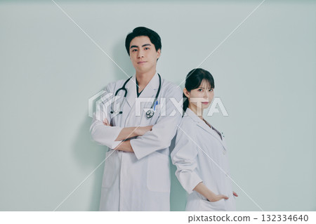 男人和女人穿著白大褂 132334640