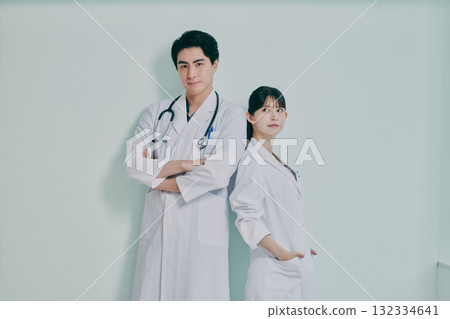 男人和女人穿著白大褂 132334641