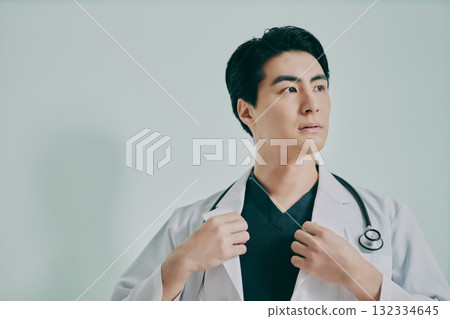 一位男醫生的肖像 132334645