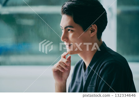 一個穿著灌木叢的男人在思考 132334646