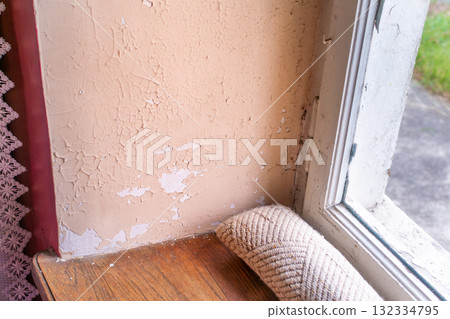 Old house with cracked wall and peeling paint Old house with cracked wall and peeling paint 132334795