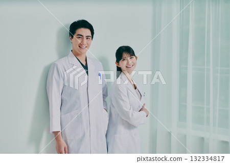 男人和女人穿著白大褂 132334817