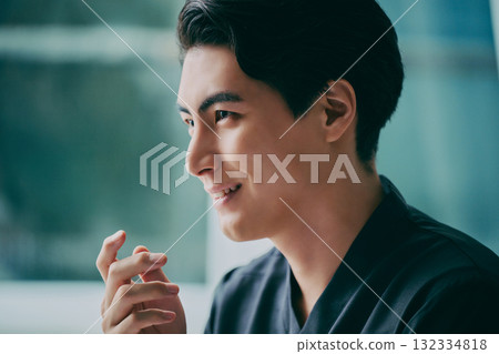 一名身穿手術服的年輕男子的側面像 132334818