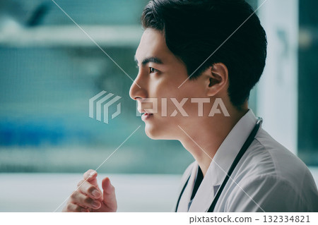 一位年輕男醫生的簡介 一位年輕男醫生的簡介 132334821