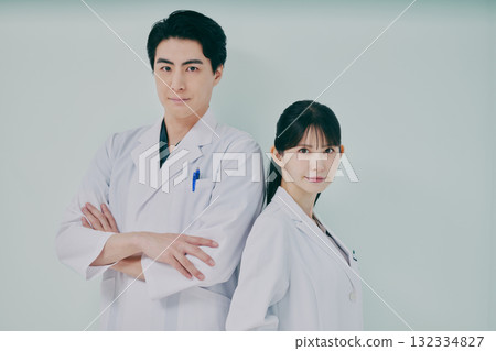 男人和女人穿著白大褂 132334827